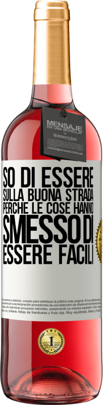 29,95 € Spedizione Gratuita | Vino rosato Edizione ROSÉ So di essere sulla buona strada perché le cose hanno smesso di essere facili Etichetta Bianca. Etichetta personalizzabile Vino giovane Raccogliere 2024 Tempranillo