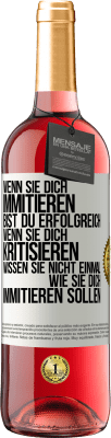 29,95 € Kostenloser Versand | Roséwein ROSÉ Ausgabe Wenn sie dich immitieren, bist du erfolgreich. Wenn sie dich kritisieren, wissen sie nicht einmal, wie sie dich immitieren solle Weißes Etikett. Anpassbares Etikett Junger Wein Ernte 2023 Tempranillo