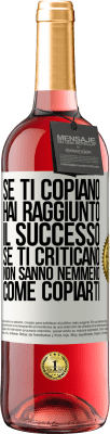 29,95 € Spedizione Gratuita | Vino rosato Edizione ROSÉ Se ti copiano, hai raggiunto il successo. Se ti criticano, non sanno nemmeno come copiarti Etichetta Bianca. Etichetta personalizzabile Vino giovane Raccogliere 2024 Tempranillo