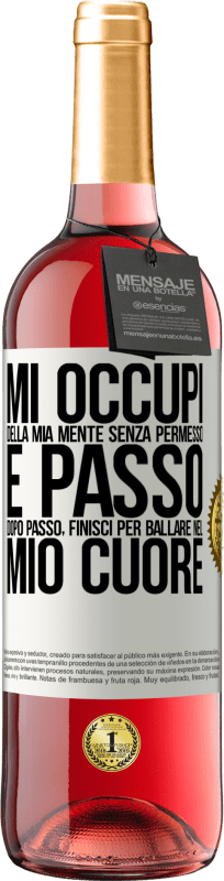 29,95 € Spedizione Gratuita | Vino rosato Edizione ROSÉ Mi occupi della mia mente senza permesso e passo dopo passo, finisci per ballare nel mio cuore Etichetta Bianca. Etichetta personalizzabile Vino giovane Raccogliere 2024 Tempranillo