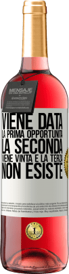 29,95 € Spedizione Gratuita | Vino rosato Edizione ROSÉ Viene data la prima opportunità, la seconda viene vinta e la terza non esiste Etichetta Bianca. Etichetta personalizzabile Vino giovane Raccogliere 2024 Tempranillo