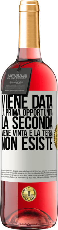 29,95 € Spedizione Gratuita | Vino rosato Edizione ROSÉ Viene data la prima opportunità, la seconda viene vinta e la terza non esiste Etichetta Bianca. Etichetta personalizzabile Vino giovane Raccogliere 2024 Tempranillo