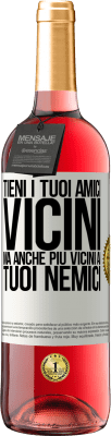 29,95 € Spedizione Gratuita | Vino rosato Edizione ROSÉ Tieni i tuoi amici vicini, ma anche più vicini ai tuoi nemici Etichetta Bianca. Etichetta personalizzabile Vino giovane Raccogliere 2023 Tempranillo