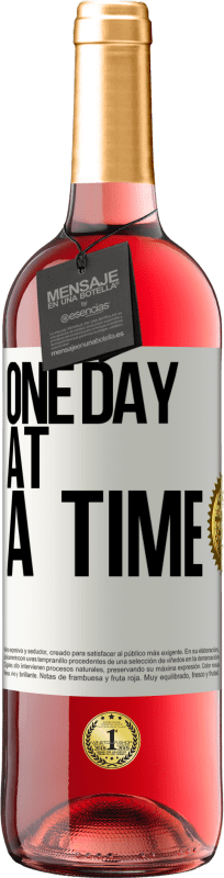 29,95 € Бесплатная доставка | Розовое вино Издание ROSÉ Один день за раз Белая этикетка. Настраиваемая этикетка Молодое вино Урожай 2023 Tempranillo