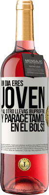 29,95 € Envío gratis | Vino Rosado Edición ROSÉ Un día eres joven y al otro llevas ibuprofeno y paracetamol en el bolso Etiqueta Blanca. Etiqueta personalizable Vino joven Cosecha 2025 Tempranillo