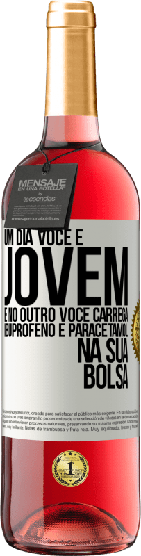 29,95 € Envio grátis | Vinho rosé Edição ROSÉ Um dia você é jovem e no outro você carrega ibuprofeno e paracetamol na sua bolsa Etiqueta Branca. Etiqueta personalizável Vinho jovem Colheita 2024 Tempranillo