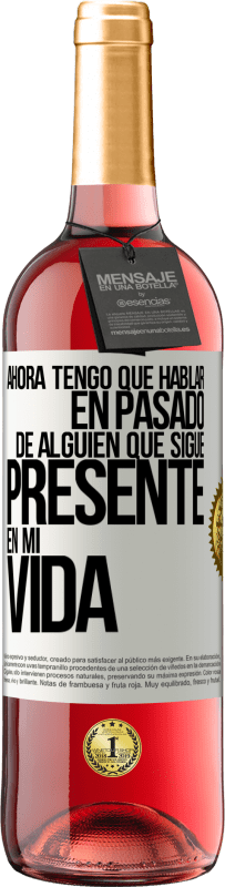 29,95 € Envío gratis | Vino Rosado Edición ROSÉ Ahora tengo que hablar en pasado de alguien que sigue presente en mi vida Etiqueta Blanca. Etiqueta personalizable Vino joven Cosecha 2023 Tempranillo