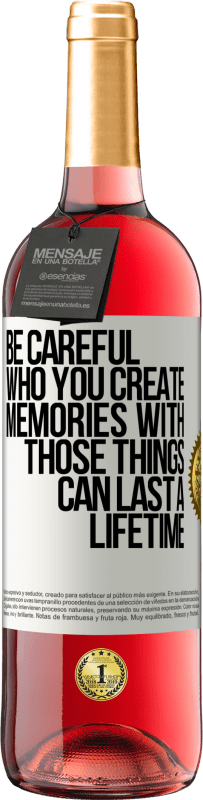 29,95 € 免费送货 | 桃红葡萄酒 ROSÉ版 与谁一起创造回忆时要小心。那些事情可以持续一生 白标. 可自定义的标签 青年酒 收成 2025 Tempranillo