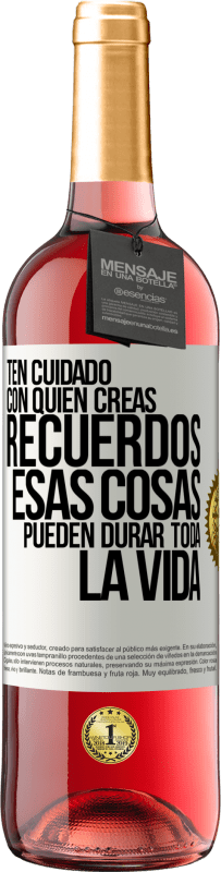 29,95 € Envío gratis | Vino Rosado Edición ROSÉ Ten cuidado con quién creas recuerdos. Esas cosas pueden durar toda la vida Etiqueta Blanca. Etiqueta personalizable Vino joven Cosecha 2023 Tempranillo