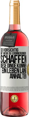 29,95 € Kostenloser Versand | Roséwein ROSÉ Ausgabe Sei vorsichtig, mit wem du Erinnerungen schaffen. Diese Dinge können ein Leben lang anhalten Weißes Etikett. Anpassbares Etikett Junger Wein Ernte 2024 Tempranillo