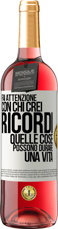 29,95 € Spedizione Gratuita | Vino rosato Edizione ROSÉ Fai attenzione con chi crei ricordi. Quelle cose possono durare una vita Etichetta Bianca. Etichetta personalizzabile Vino giovane Raccogliere 2023 Tempranillo