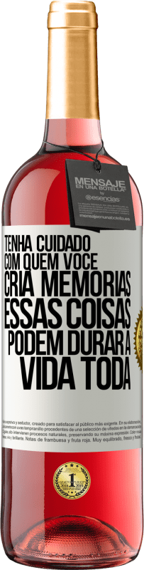 29,95 € Envio grátis | Vinho rosé Edição ROSÉ Tenha cuidado com quem você cria memórias. Essas coisas podem durar a vida toda Etiqueta Branca. Etiqueta personalizável Vinho jovem Colheita 2023 Tempranillo