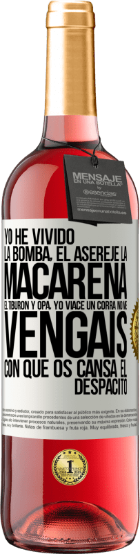 29,95 € Envío gratis | Vino Rosado Edición ROSÉ Yo he vivido La bomba, el Aserejé, La Macarena, El Tiburón y Opá, yo viacé un corrá. No me vengáis con que os cansa el Etiqueta Blanca. Etiqueta personalizable Vino joven Cosecha 2023 Tempranillo