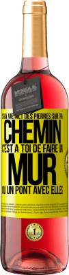 29,95 € Envoi gratuit | Vin rosé Édition ROSÉ Si la vie met des pierres sur ton chemin c'est à toi de faire un mur ou un pont avec elles Étiquette Jaune. Étiquette personnalisable Vin jeune Récolte 2024 Tempranillo