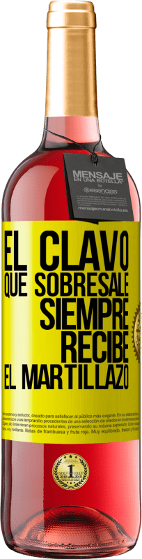 29,95 € Envío gratis | Vino Rosado Edición ROSÉ El clavo que sobresale siempre recibe el martillazo Etiqueta Amarilla. Etiqueta personalizable Vino joven Cosecha 2024 Tempranillo