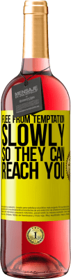 29,95 € 送料無料 | ロゼワイン ROSÉエディション 誘惑から逃げて...ゆっくり、彼らがあなたに届くように 黄色のラベル. カスタマイズ可能なラベル 若いワイン 収穫 2025 Tempranillo