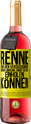 29,95 € Kostenloser Versand | Roséwein ROSÉ Ausgabe Renne vor den Versuchungen davon. Langsam, damit sie dich einholen können Gelbes Etikett. Anpassbares Etikett Junger Wein Ernte 2023 Tempranillo