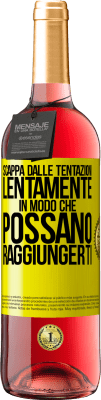 29,95 € Spedizione Gratuita | Vino rosato Edizione ROSÉ Scappa dalle tentazioni ... lentamente, in modo che possano raggiungerti Etichetta Gialla. Etichetta personalizzabile Vino giovane Raccogliere 2024 Tempranillo