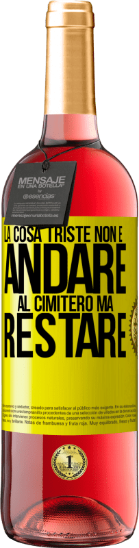 29,95 € Spedizione Gratuita | Vino rosato Edizione ROSÉ La cosa triste non è andare al cimitero, ma restare Etichetta Gialla. Etichetta personalizzabile Vino giovane Raccogliere 2025 Tempranillo