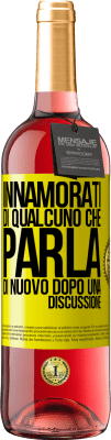 29,95 € Spedizione Gratuita | Vino rosato Edizione ROSÉ Innamorati di qualcuno che parla di nuovo dopo una discussione Etichetta Gialla. Etichetta personalizzabile Vino giovane Raccogliere 2024 Tempranillo