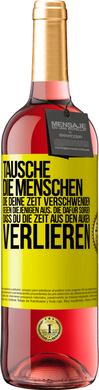 29,95 € Kostenloser Versand | Roséwein ROSÉ Ausgabe Tausche die Menschen, die deine Zeit verschwenden, gegen diejenigen aus, die dafür sorgen, dass du die Zeit aus den Augen verlie Gelbes Etikett. Anpassbares Etikett Junger Wein Ernte 2024 Tempranillo