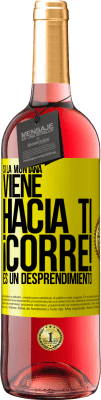 29,95 € Envío gratis | Vino Rosado Edición ROSÉ Si la montaña viene hacia ti... ¡Corre! Es un desprendimiento Etiqueta Amarilla. Etiqueta personalizable Vino joven Cosecha 2025 Tempranillo