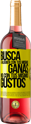 29,95 € Envío gratis | Vino Rosado Edición ROSÉ Busca a alguien con tus mismas ganas, no con tus mismos gustos Etiqueta Amarilla. Etiqueta personalizable Vino joven Cosecha 2025 Tempranillo