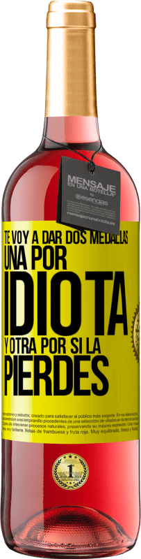 29,95 € Envío gratis | Vino Rosado Edición ROSÉ Te voy a dar dos medallas: Una por idiota y otra por si la pierdes Etiqueta Amarilla. Etiqueta personalizable Vino joven Cosecha 2024 Tempranillo