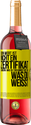 29,95 € Kostenloser Versand | Roséwein ROSÉ Ausgabe Dein Wert ist nicht ein Zertifikat, sondern, was du tun kannst mit dem, was du weißt Gelbes Etikett. Anpassbares Etikett Junger Wein Ernte 2024 Tempranillo