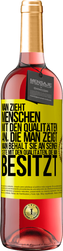 29,95 € Kostenloser Versand | Roséwein ROSÉ Ausgabe Man zieht Menschen mit den Qualitäten an, die man zeigt. Man behält sie an seiner Seite mit den Qualitäten, die man besitzt Gelbes Etikett. Anpassbares Etikett Junger Wein Ernte 2024 Tempranillo