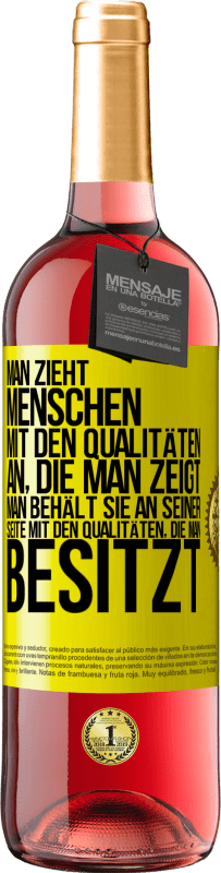 29,95 € Kostenloser Versand | Roséwein ROSÉ Ausgabe Man zieht Menschen mit den Qualitäten an, die man zeigt. Man behält sie an seiner Seite mit den Qualitäten, die man besitzt Gelbes Etikett. Anpassbares Etikett Junger Wein Ernte 2025 Tempranillo