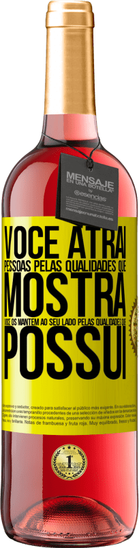 29,95 € Envio grátis | Vinho rosé Edição ROSÉ Você atrai pessoas pelas qualidades que mostra. Você os mantém ao seu lado pelas qualidades que possui Etiqueta Amarela. Etiqueta personalizável Vinho jovem Colheita 2025 Tempranillo