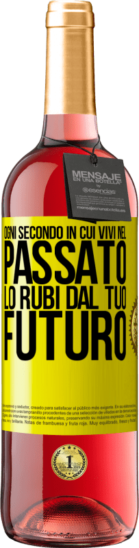 29,95 € Spedizione Gratuita | Vino rosato Edizione ROSÉ Ogni secondo in cui vivi nel passato, lo rubi dal tuo futuro Etichetta Gialla. Etichetta personalizzabile Vino giovane Raccogliere 2024 Tempranillo