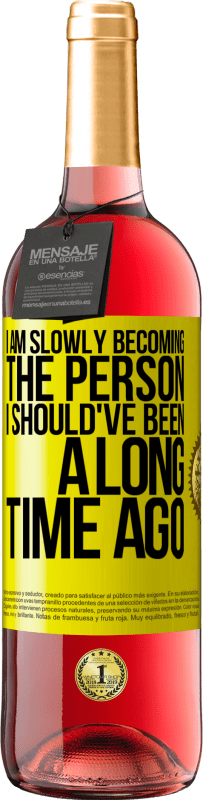 29,95 € 免费送货 | 桃红葡萄酒 ROSÉ版 我正在慢慢成为我早就应该成为的人 黄色标签. 可自定义的标签 青年酒 收成 2024 Tempranillo