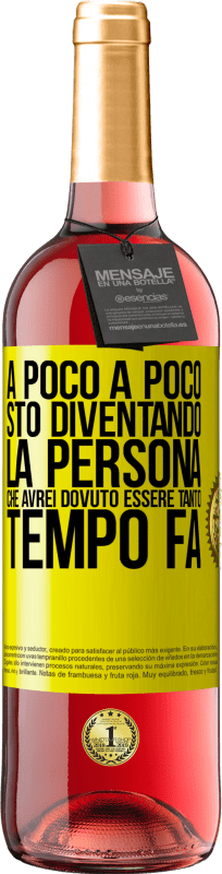 29,95 € Spedizione Gratuita | Vino rosato Edizione ROSÉ A poco a poco sto diventando la persona che avrei dovuto essere tanto tempo fa Etichetta Gialla. Etichetta personalizzabile Vino giovane Raccogliere 2024 Tempranillo