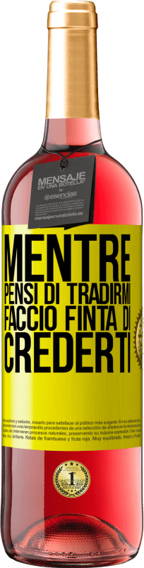 29,95 € Spedizione Gratuita | Vino rosato Edizione ROSÉ Mentre pensi di tradirmi, faccio finta di crederti Etichetta Gialla. Etichetta personalizzabile Vino giovane Raccogliere 2024 Tempranillo