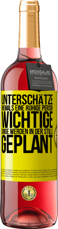 29,95 € Kostenloser Versand | Roséwein ROSÉ Ausgabe Unterschätze niemals eine ruhige Person, wichtige Dinge werden in der Stille geplant Gelbes Etikett. Anpassbares Etikett Junger Wein Ernte 2024 Tempranillo