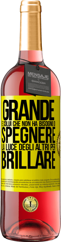 29,95 € Spedizione Gratuita | Vino rosato Edizione ROSÉ Grande è colui che non ha bisogno di spegnere la luce degli altri per brillare Etichetta Gialla. Etichetta personalizzabile Vino giovane Raccogliere 2024 Tempranillo