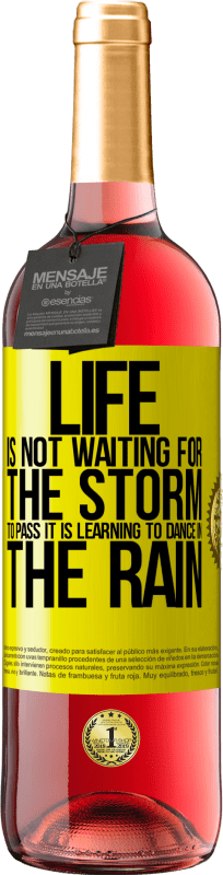 29,95 € Free Shipping | Rosé Wine ROSÉ Edition Life is not waiting for the storm to pass. It is learning to dance in the rain Yellow Label. Customizable label Young wine Harvest 2024 Tempranillo