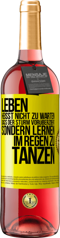 29,95 € Kostenloser Versand | Roséwein ROSÉ Ausgabe Leben heißt nicht zu warten, dass der Sturm vorüberzieht, sondern lernen, im Regen zu tanzen Gelbes Etikett. Anpassbares Etikett Junger Wein Ernte 2024 Tempranillo