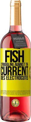 29,95 € Free Shipping | Rosé Wine ROSÉ Edition Fish struggling against the current, dies electrocuted Yellow Label. Customizable label Young wine Harvest 2024 Tempranillo