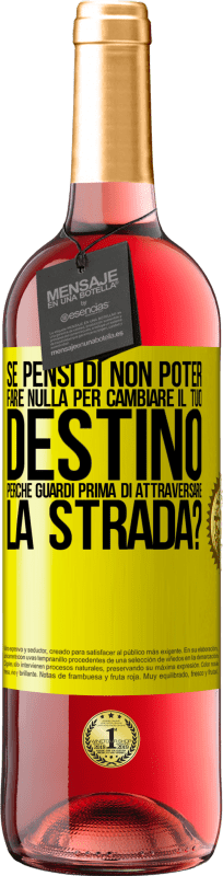 29,95 € Spedizione Gratuita | Vino rosato Edizione ROSÉ Se pensi di non poter fare nulla per cambiare il tuo destino, perché guardi prima di attraversare la strada? Etichetta Gialla. Etichetta personalizzabile Vino giovane Raccogliere 2024 Tempranillo