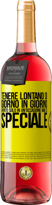 29,95 € Spedizione Gratuita | Vino rosato Edizione ROSÉ Tenere lontano di giorno in giorno. Aperto solo in un'occasione molto speciale Etichetta Gialla. Etichetta personalizzabile Vino giovane Raccogliere 2023 Tempranillo