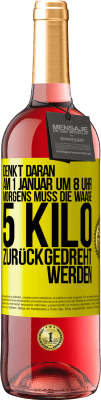 29,95 € Kostenloser Versand | Roséwein ROSÉ Ausgabe Denkt daran, am 1. Januar um 8 Uhr morgens muss die Waage 5 Kilo zurückgedreht werden Gelbes Etikett. Anpassbares Etikett Junger Wein Ernte 2024 Tempranillo