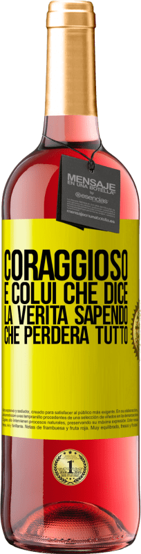 29,95 € Spedizione Gratuita | Vino rosato Edizione ROSÉ Coraggioso è colui che dice la verità sapendo che perderà tutto Etichetta Gialla. Etichetta personalizzabile Vino giovane Raccogliere 2024 Tempranillo