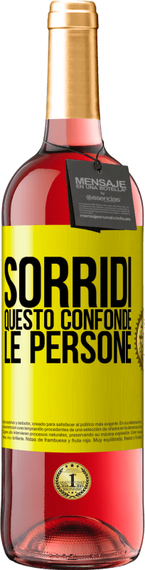 29,95 € Spedizione Gratuita | Vino rosato Edizione ROSÉ Sorridi, questo confonde le persone Etichetta Gialla. Etichetta personalizzabile Vino giovane Raccogliere 2024 Tempranillo