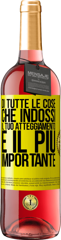 29,95 € Spedizione Gratuita | Vino rosato Edizione ROSÉ Di tutte le cose che indossi, il tuo atteggiamento è il più importante Etichetta Gialla. Etichetta personalizzabile Vino giovane Raccogliere 2024 Tempranillo