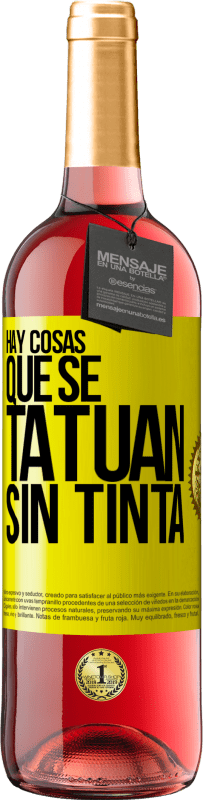 29,95 € Envío gratis | Vino Rosado Edición ROSÉ Hay cosas que se tatúan sin tinta Etiqueta Amarilla. Etiqueta personalizable Vino joven Cosecha 2024 Tempranillo