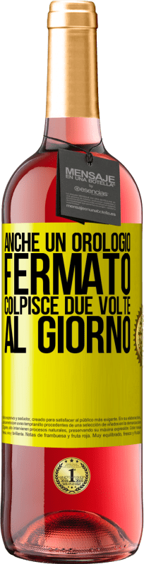 29,95 € Spedizione Gratuita | Vino rosato Edizione ROSÉ Anche un orologio fermato colpisce due volte al giorno Etichetta Gialla. Etichetta personalizzabile Vino giovane Raccogliere 2024 Tempranillo