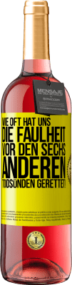 29,95 € Kostenloser Versand | Roséwein ROSÉ Ausgabe Wie oft hat uns die Faulheit vor den sechs anderen Todsünden gerettet! Gelbes Etikett. Anpassbares Etikett Junger Wein Ernte 2025 Tempranillo